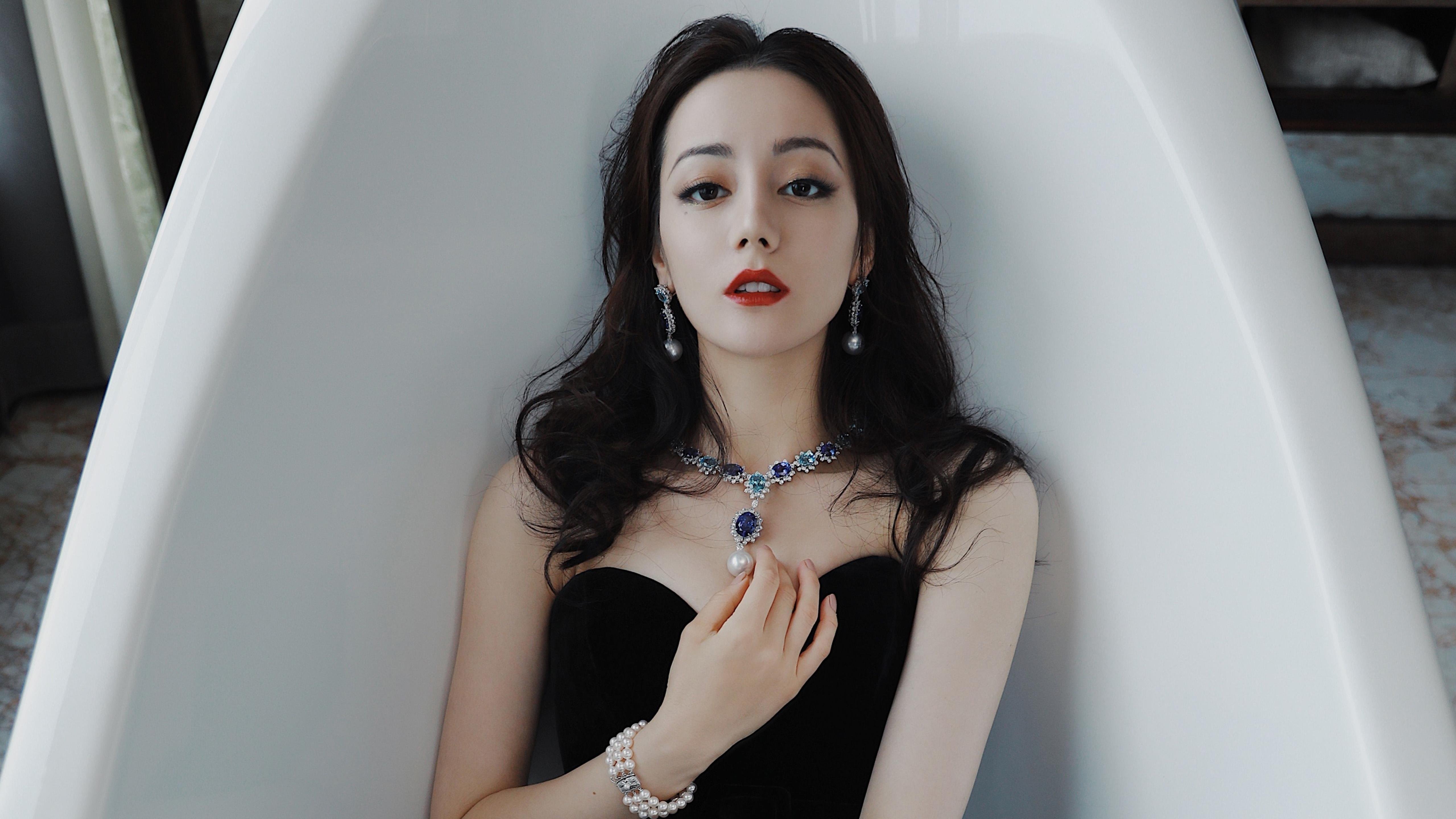 卢卡·东契奇在西班牙观看篮球比赛，球迷关注其瘦身效果，卢卡·东契奇视频