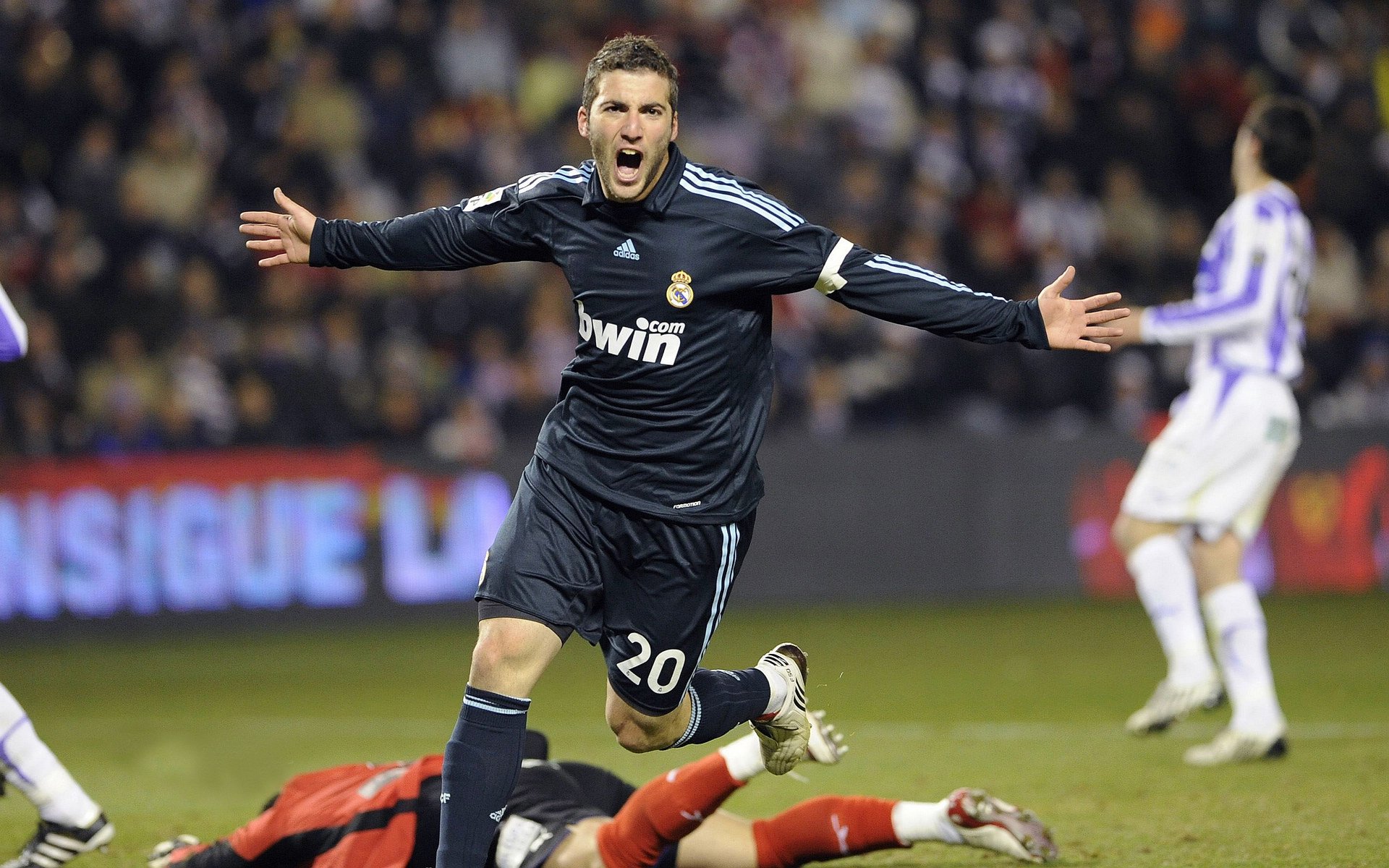 梅西助攻破百，巴黎继续领跑法甲，法甲大巴黎梅西